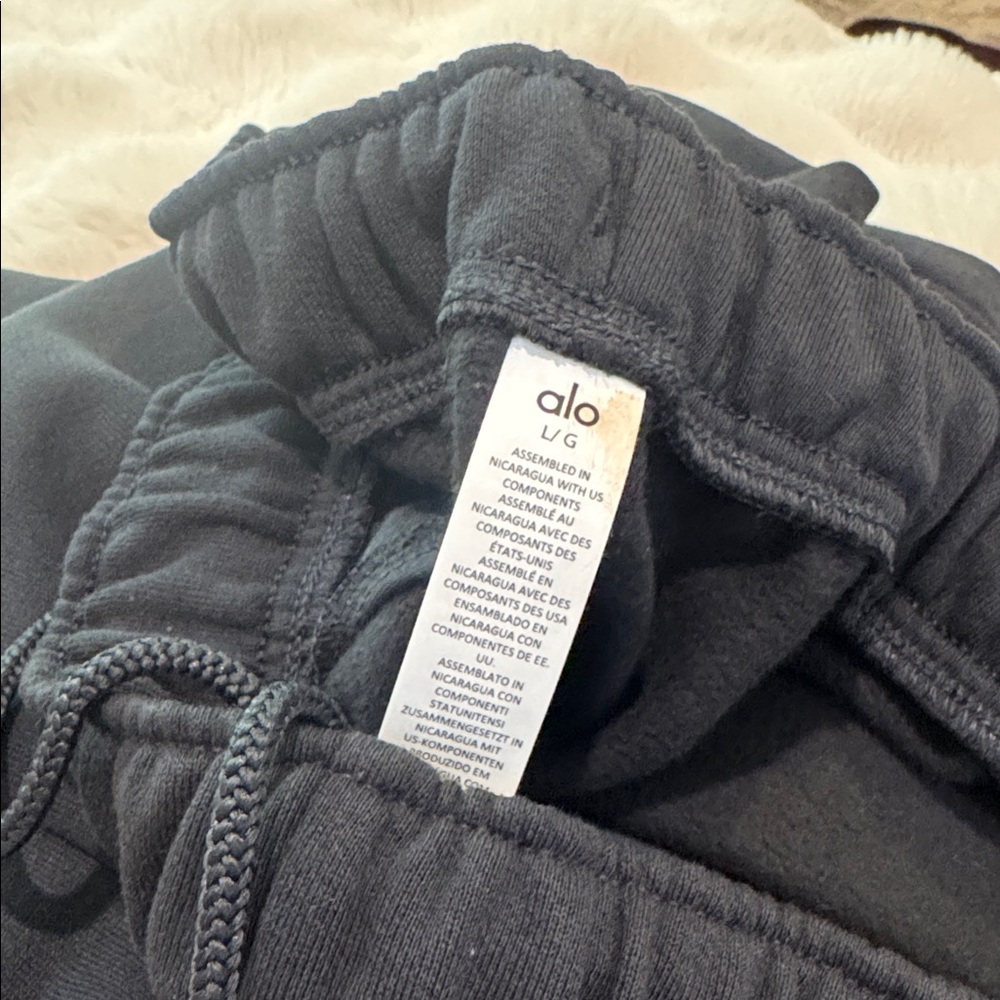 ALO Yoga- Accolade Sweat pants - Picture 3 of 4